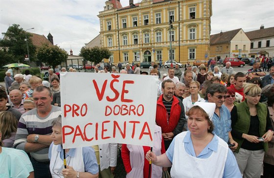 Demonstrace proti ruení chirurgie a  nemocnice v Opon (14.6.2010).