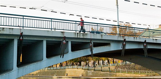 Figuríny obenc jako symboly obtí komunismu na Tyrov most v centru Hradce...