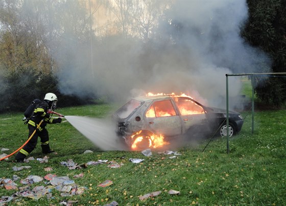 Jedno z hoících aut sjelo samovoln na trávník.