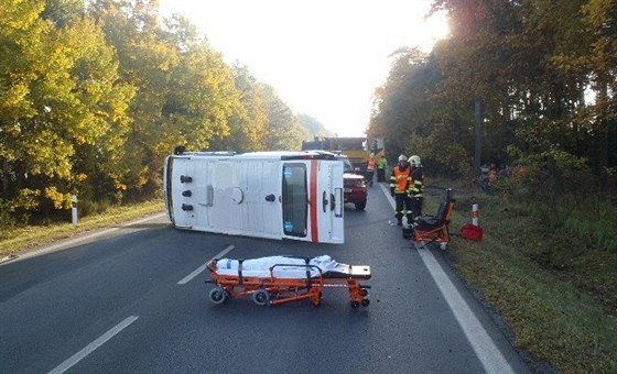 Sráka pevozové sanitky a nákladního automobilu na silnici u Chotíkova.