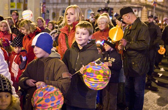 Tradiční součástí plzeňských oslav výročí vzniku republiky je lampionový průvod.