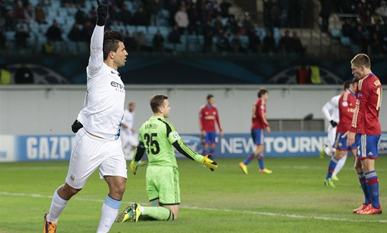 Sergio Agüero z Manchesteru City slaví jeden ze svých gól na pd CSKA Moskva.
