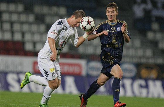 Olomoucký fotbalista David Houska (vpravo) sleduje poínání Jiího Valenty ze...