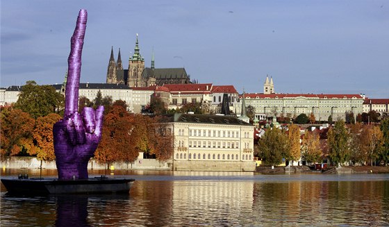 Výtvarník David Černý namířil obří prostředník na Pražský hrad.