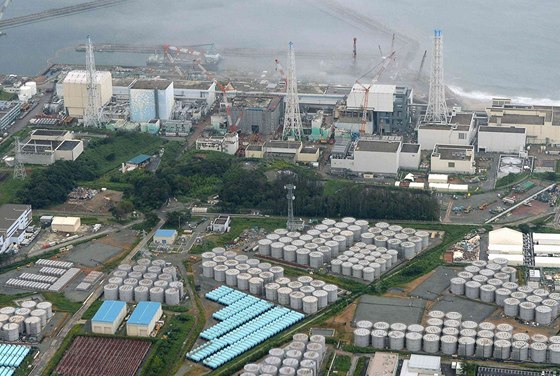 Na leteckém snímku jaderné elektrárny Fukuima ze srpna 2013 jsou v popedí...