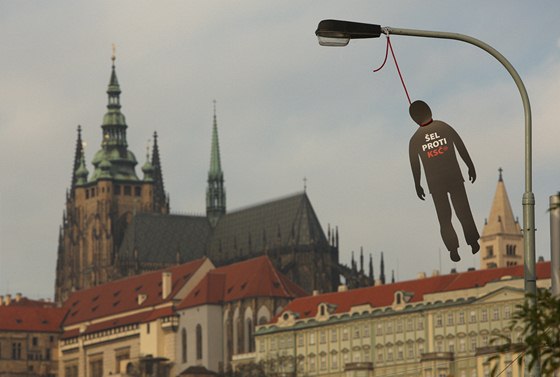 Figuríny s oběšenci se objevily v úterý ráno 22. října na pražském Klárově