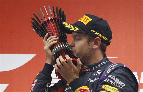 Sebastian Vettel ze stáje Red Bull s trofejí pro vítze Velké ceny Indie.