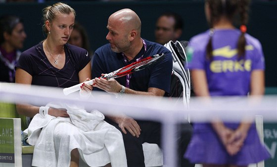 POKYNY. eská tenistka Petra Kvitová (vlevo) poslouchá rady koue Davida Kotyzy.