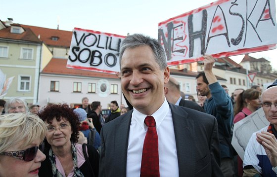 Senátor Jiří Dienstbier na demonstraci na podporu Bohuslava Sobotky (28. října