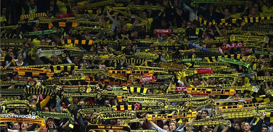 KOTEL Z NMECKA. Fanouci Dortmundu na stadionu londýnského Arsenalu.