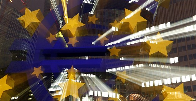 Bojovat s inflací, či zachránit eurozónu? ECB řeší kvůli dluhům těžké dilema