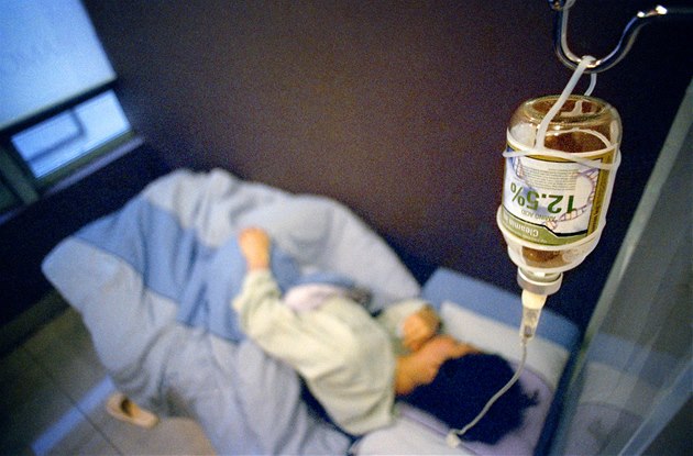 To, co dnes zvládne biologická lé�ba nap�íklad v injekcích, d�íve léka�i �e�ili infuzemi um�lých hormon�. Ilustra�ní foto.