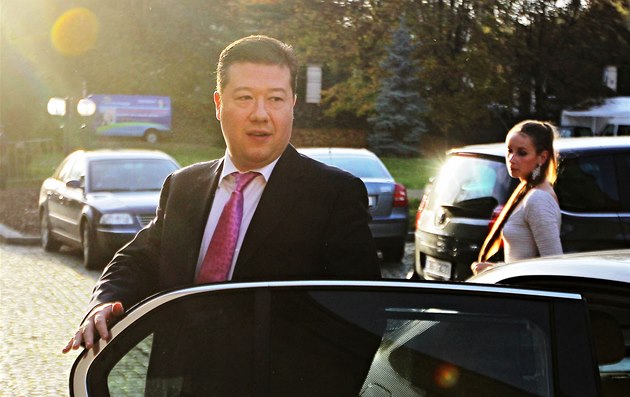 Tomio Okamura p�ijí�dí do volebního �tábu hnutí Úsvit. (26. �íjna 2013)