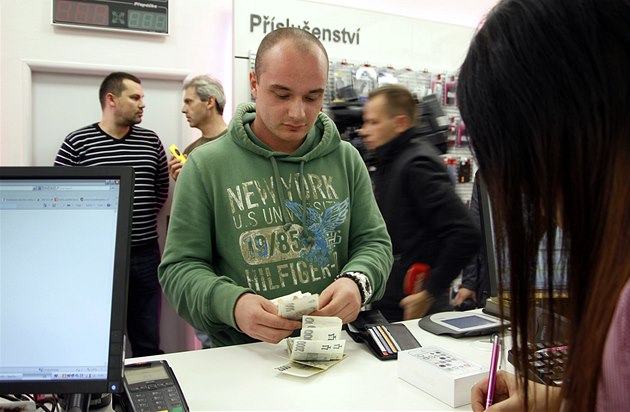 V dob platebních terminál vsadila vtina zákazník radji na hotovost....