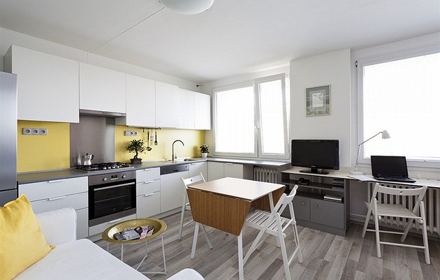 Kuchyn� se "stá�í" pod okno, oknem lze servírovat rovnou na stolek na balkon�.