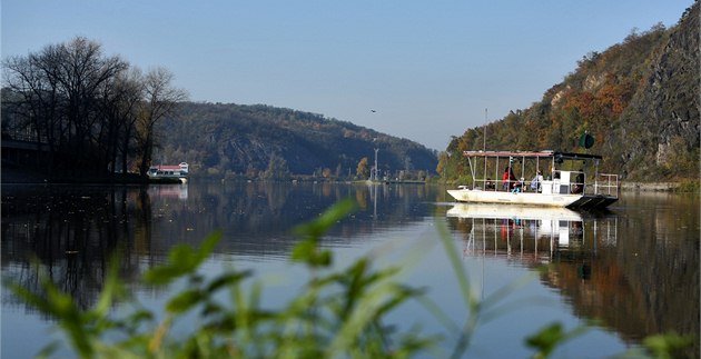 P�ívoz p�es Vltavu v obci Máslovice