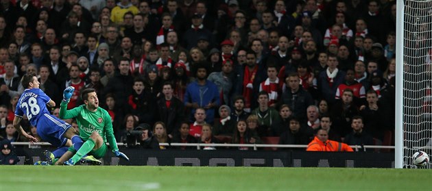 Cesar Azpilicueta z Chelsea se st�elecky prosadil v derby s Arsenalem, práv�...