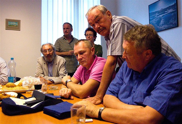 ODS ve volbách propadla. Druhý zprava stojí krajský �éf P�emysl Sobotka.