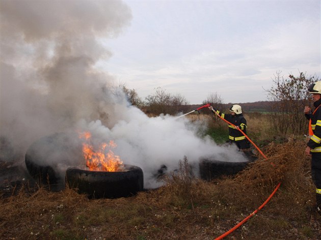 Bezdomovec Ludvík ze Sk�ivan u� n�kolikrát zapálil pneumatiky. Na míst�...