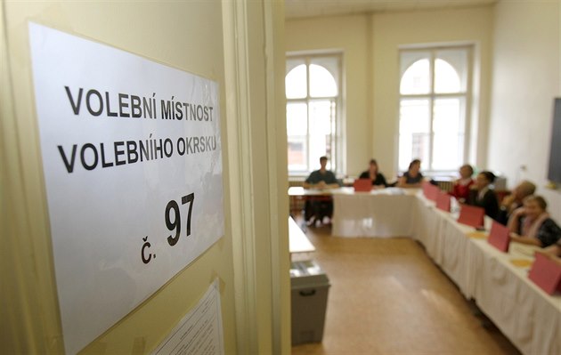 Volební místnost plzeského okrsku 97, kde byly volby prodlouené o pl hodiny.