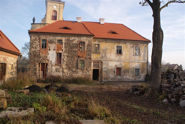 Fara zezadu s novou st�echou je p�ipravená na budoucí pavla�.