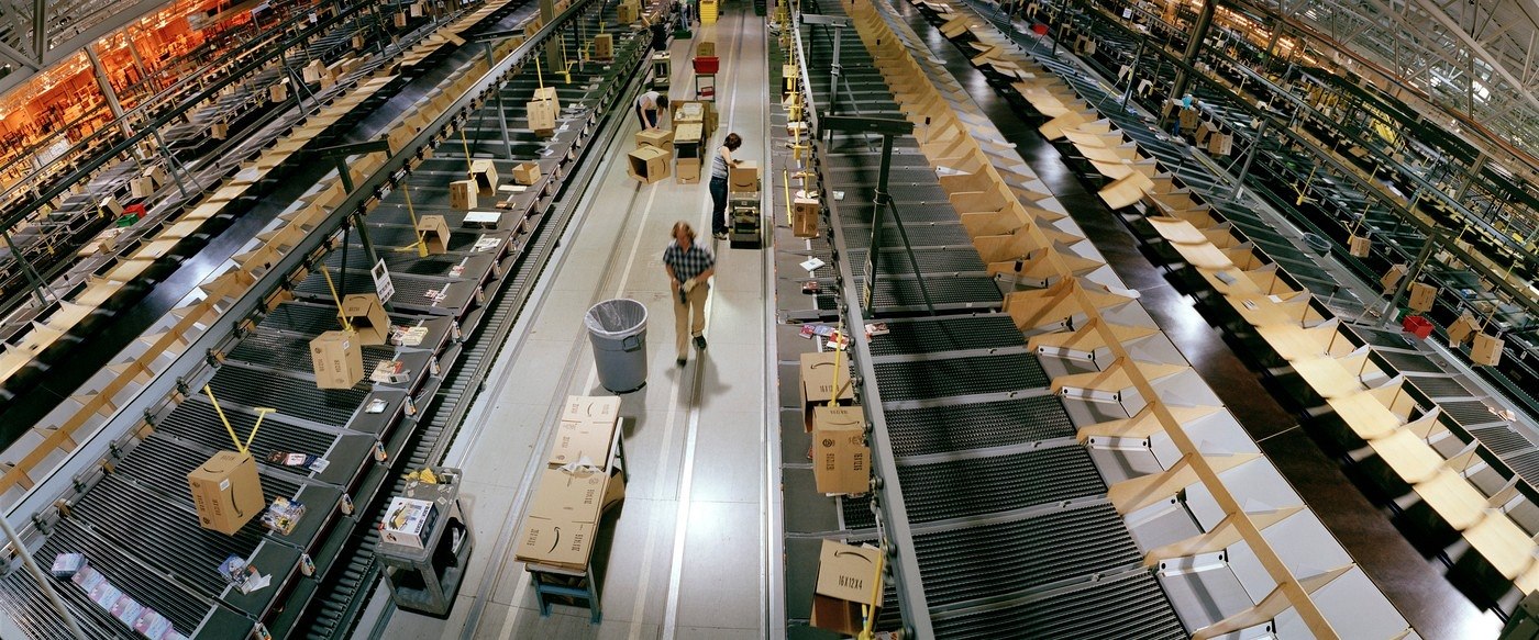 Ob�í sklad spole�nosti Amazon v USA. Dva podobné vyrostou i v �esku.