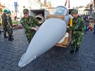 védtí technici zkompletovali na Hradanském nástí maketu Saab JAS-39...