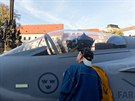 védtí technici zkompletovali na Hradanském nástí maketu Saab JAS-39...