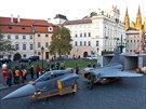 védtí technici zkompletovali na Hradanském námstí maketu Saab JAS-39...