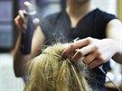 V této fázi doporuuje Lucie Molnárová zafixovat vlasy pomocí siln tuícího...