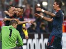 KONEN GÓL. Spoluhrái oslavují gól Francka Ribéryho (vlevo). Bayern se poprvé