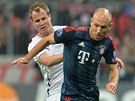 S OBRÁNCEM NA ZÁDECH. Arjena Robbena z Bayernu Mnichov se snaí uhlídat David...