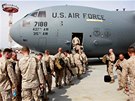 Písluníci americké námoní pchoty nastupují do tranpsortního stroje C-17...