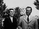 Josif Broz Tito a Jovanka Brozová se procházejí v prezidentské letní rezidenci