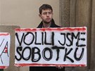 Na podporu Bohuslava Sobotky se demonstrovalo 29. íjna i ped budovou Snmovny.