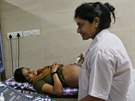Gynekoloka Nayana Patelová zkoumá na ultrazvuku plod v dloze tiadvacetileté...