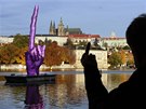 Výtvarník David Černý namířil obří prostředník na Pražský hrad. 