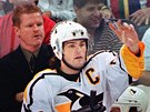 1998. Kapitán Pittsburgh Penguins Jaromír Jágr diriguje hru svých spoluhrá...
