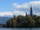 Jezero Bled ve Slovinsku. Vlevo na skále Blejski grad a vpravo Cerkev na otoku