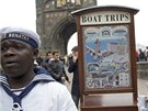 Afrian Kelly prodává výlety lokou po Vltav a ertovce, umí i rusky, ale