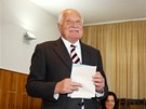 Exprezident Václav Klaus s manelkou Livií dorazili k volebním urnám v Praze