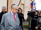 Karel Schwarzenberg (TOP 09) vhodil hlasovací lístek do volební urny ve