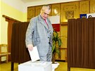 Karel Schwarzenberg (TOP 09) vhodil hlasovací lístek do volební urny ve