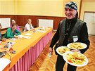 V Srbicích na Teplicku přiléhá volební místnost k místní restauraci. Obecní