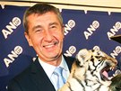 Andrej Babiš a šéf cirkusu Jaromír Joo slaví s tygřím mládětem volební úspěch...