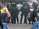 Protestující chtli do Pívozu, cestu jim zahradili policejní tkoodnci. (28.