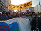 Na pochod Ostravou se nakonec vydalo i nkolik stovek Rom. (28. íjna 2013)