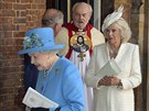 Královna Albta II. a cho prince Charlese Camilla odcházejí z kaple po ktu...