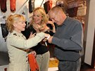 Lucie Beneová v prodejn rukavic s Danou Batulkovou