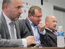 Zástupci Viktorie Plze vysvtlují, pro trenéra Pavla Vrbu (uprosted) nepustí...